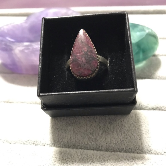 New Sterling Silver Teardrop Russian Eudialyte Ring Size 8 Red Greens Crystal - Picture 15 of 16